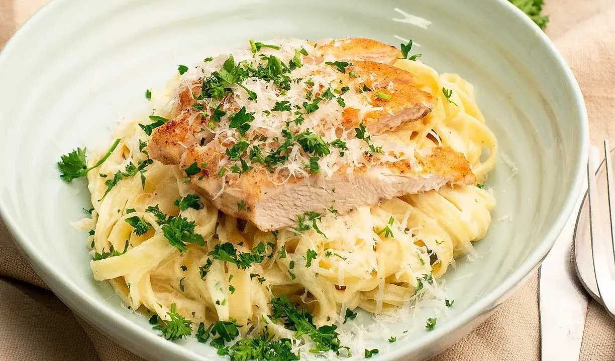 En krämig pasta alfredo med saftig kycklingfilé, toppad med riven parmesan och färsk persilja. En klassiker som alltid smakar gott.