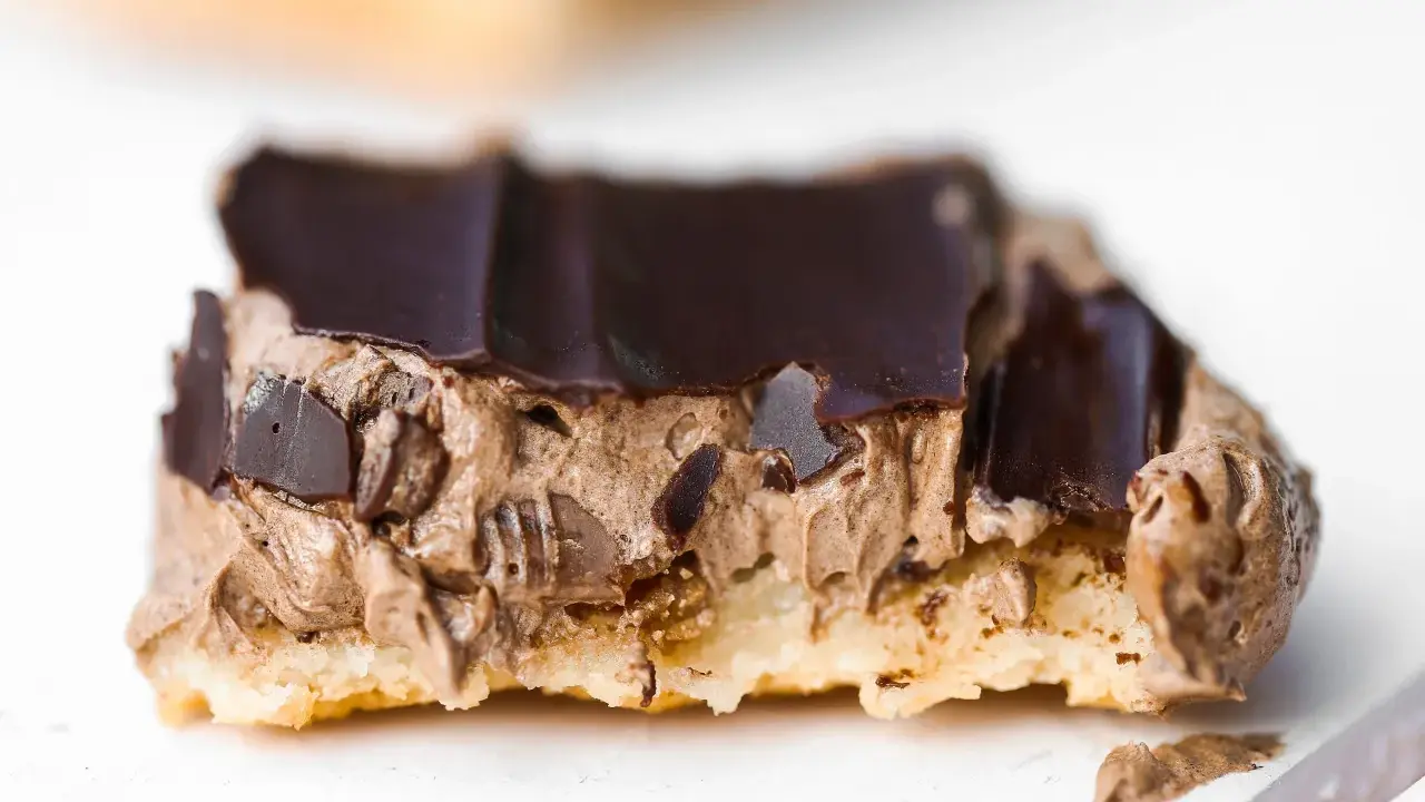 En närbild på en chokladbiskvi med krämig chokladfyllning och mörk chokladglasyr. Perfekt för ett biskvier recept.