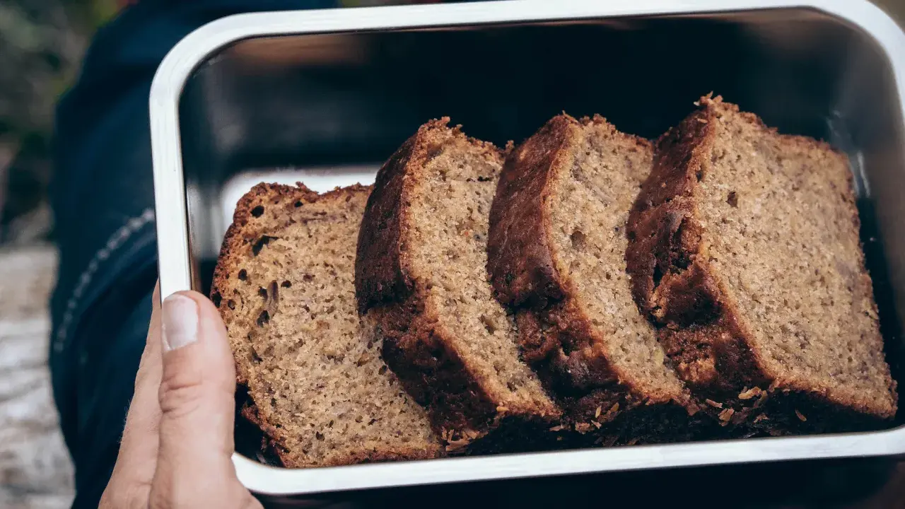 Skivor av saftig banankaka i en metallåda, perfekt för utflykten. Ett enkelt banankaka recept som alla kan lyckas med.