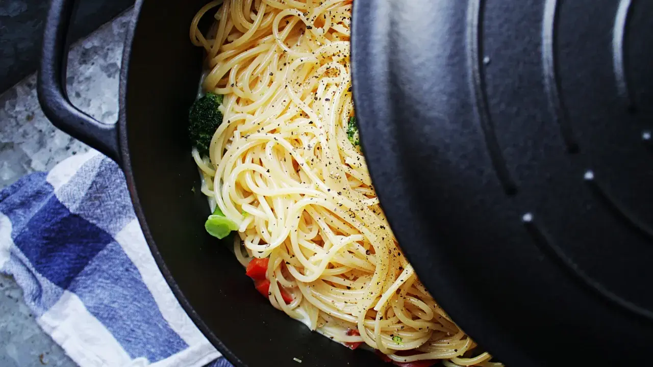 Enkel och god one pot pasta med broccoli och paprika i en gjutjärnsgryta.