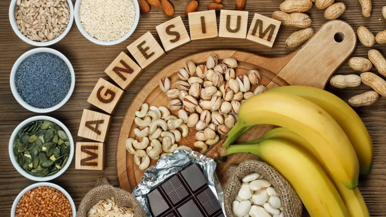 Magnesiumrika livsmedel som nötter, frön, bananer och mörk choklad kan hjälpa till att förebygga magnesiumbrist.