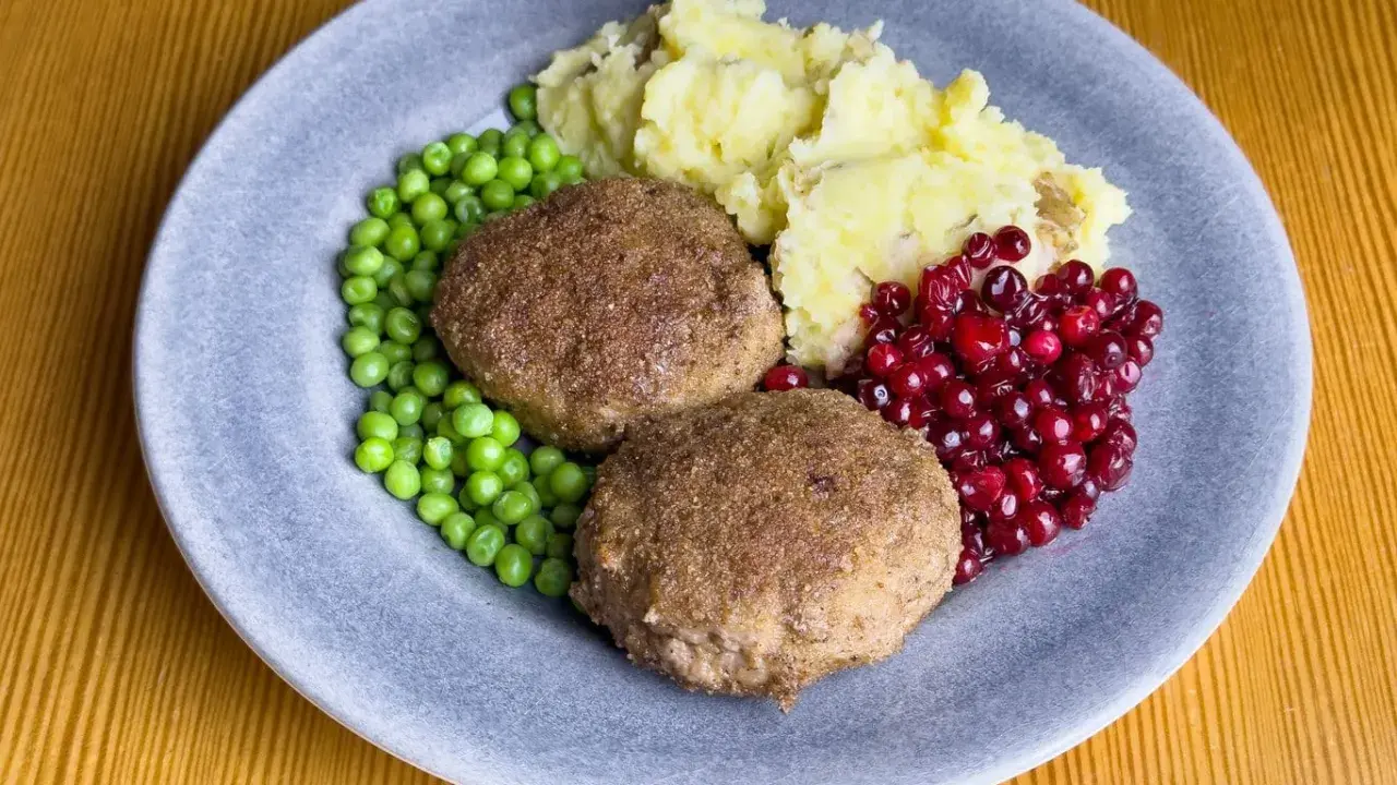 Två Wallenbergare med potatismos, gröna ärtor och rårörda lingon. Ett klassiskt svenskt recept som passar alla.