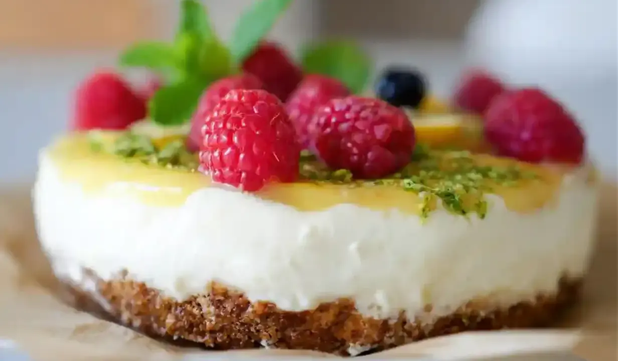 En läcker no bake cheesecake med hallon, citron och mynta. Perfekt för en somrig fika.