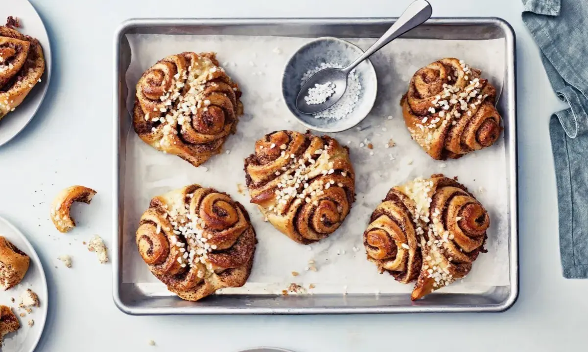 Färska kanelbullar med pärlsocker, redo att avnjutas. Ett perfekt vaniljbullar recept för fikat.