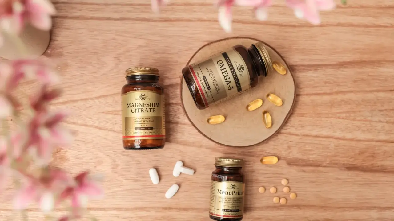 Solgar Magnesium Citrate, Omega-3 och MenoPrime-tillskott på träbakgrund. Läs om eventuella magnesiumcitrat biverkningar innan du tar.
