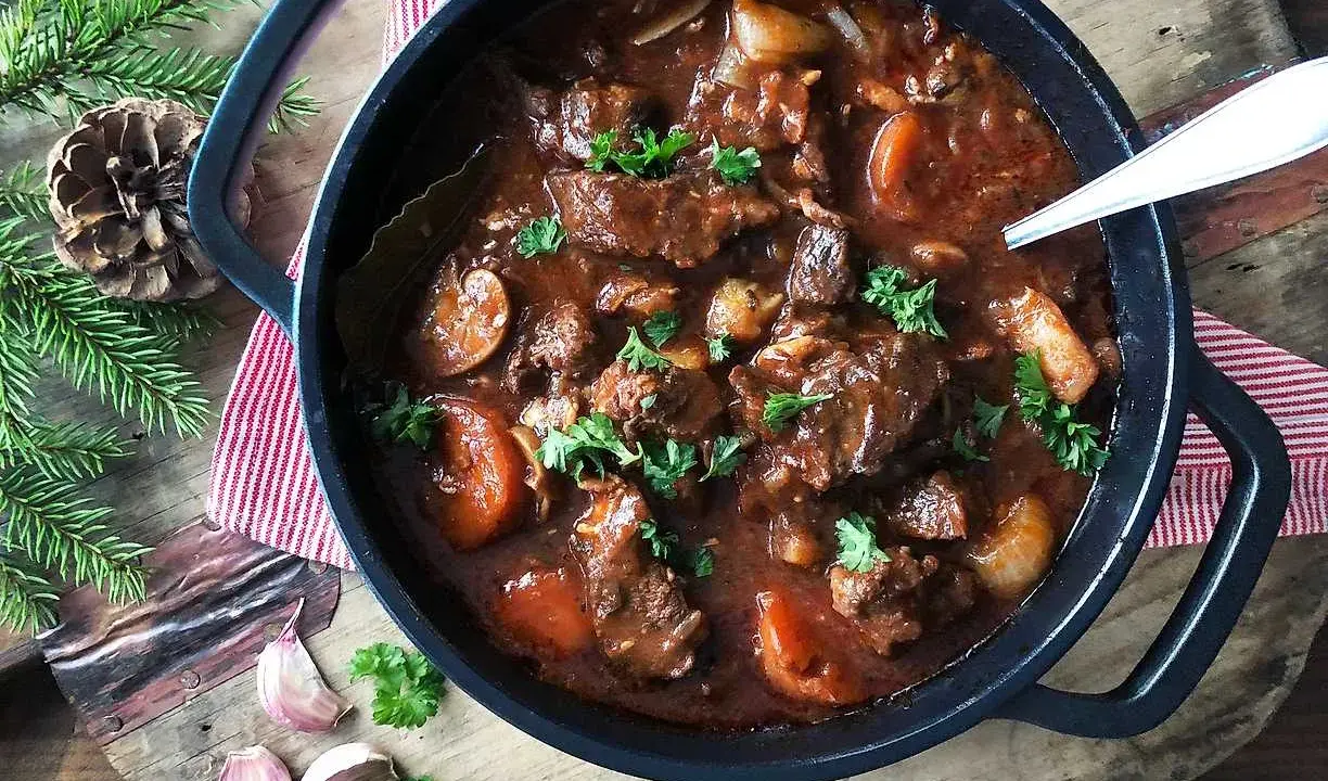 En mustig gryta med mört kött, rotfrukter och örter. Ett perfekt gryta recept för kalla dagar.