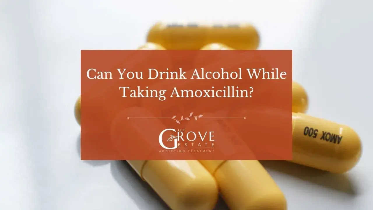 Gula kapslar med texten "AMOX 500" ligger utspridda. En orange ruta frågar: "Can You Drink Alcohol While Taking Amoxicillin?".