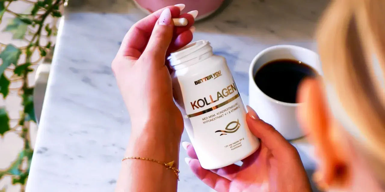 En hand håller en kapsel från en Better You Kollagen-burk. En kopp kaffe står bredvid. För en bättre du, natt biverkningar är minimala.