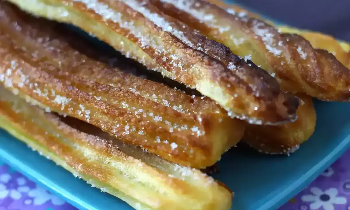 Krispiga churros med socker, perfekta för ett enkelt churros recept.