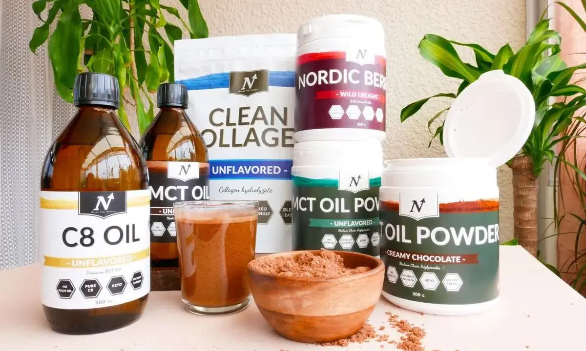 Flera produkter för en hälsosam livsstil, inklusive C8 MCT-olja, kollagen och MCT-oljepulver i smakerna Nordic Berry och Creamy Chocolate.