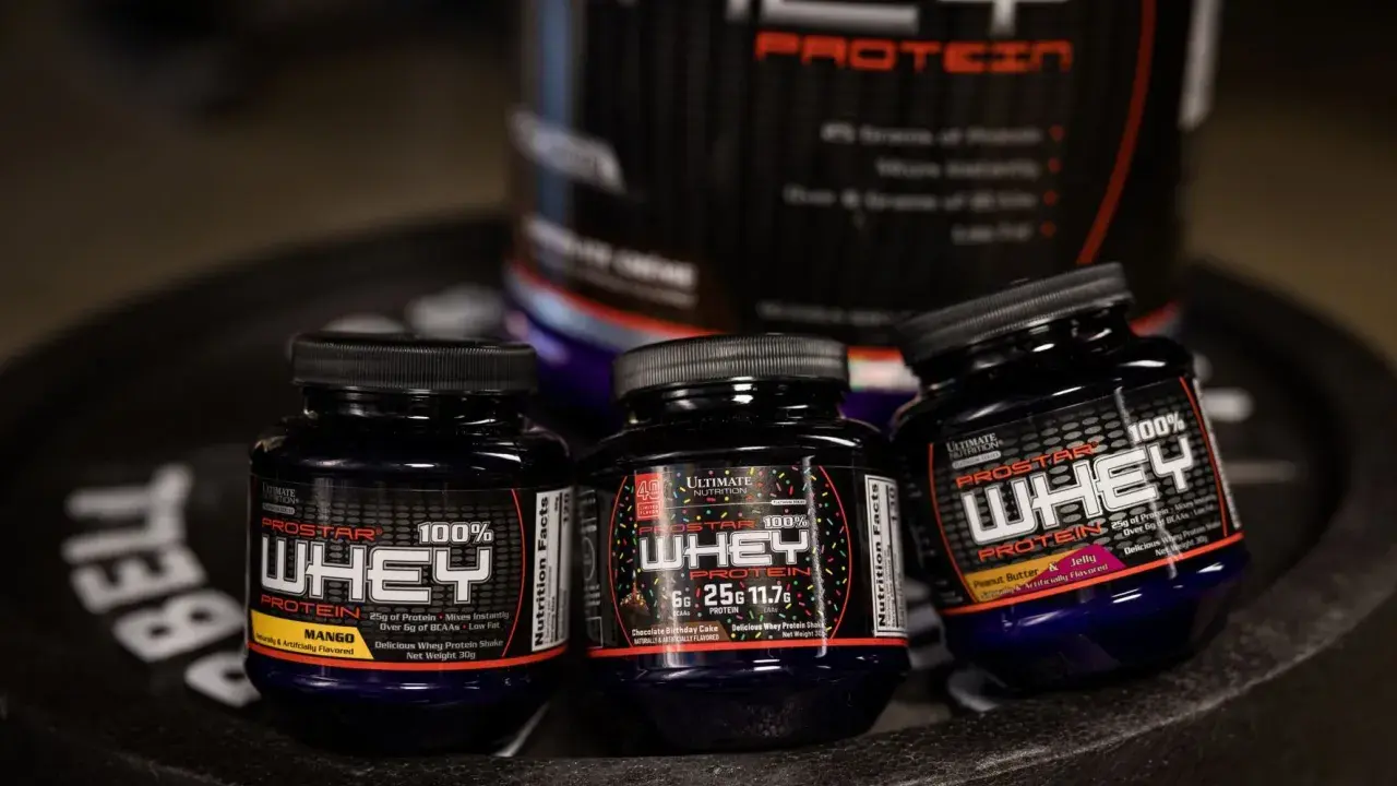 Tre små burkar med proteinpulver, Prostar 100% Whey Protein, i smakerna Mango, Chocolate Birthday Cake och Peanut Butter & Jelly. Dessa naturliga kosttillskott är perfekta för träning.