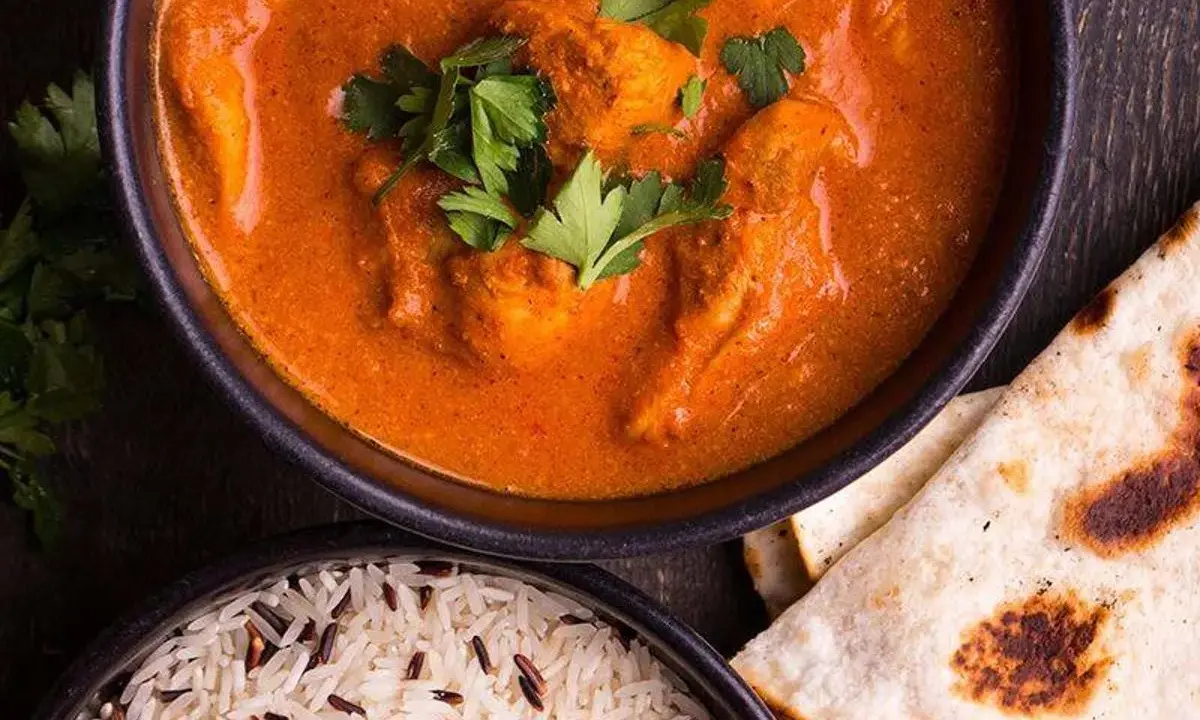 En krämig kycklingrätt med ris och naanbröd. Ett perfekt tikka masala recept för en smakrik middag.