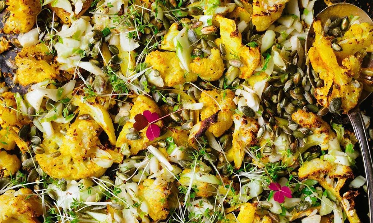 Ugnsrostad blomkål med pumpakärnor och örter, en del av en antiinflammatorisk kost.