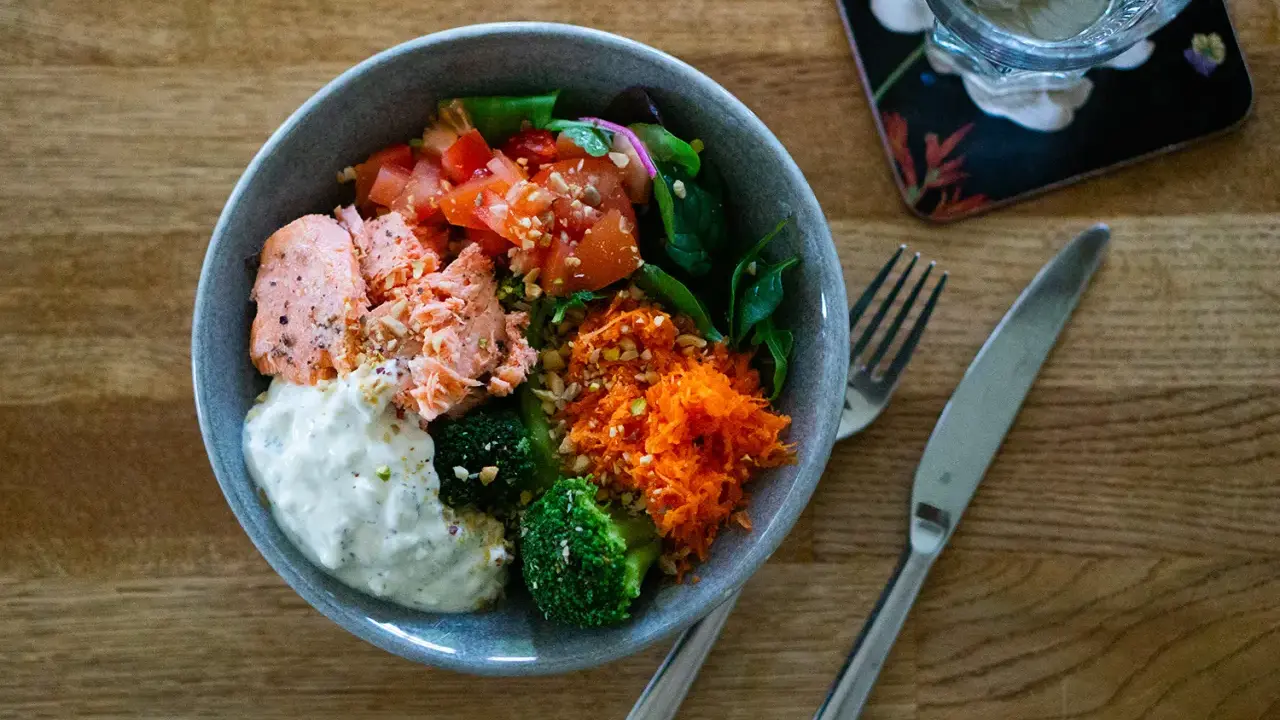 En härlig poke bowl med lax, broccoli, tomat och rivna morötter. Ett perfekt poke bowl recept för en hälsosam lunch.