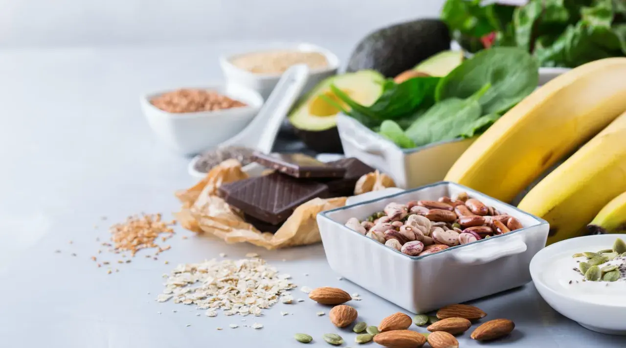 Bönor, nötter, bananer och mörk choklad – livsmedel rika på magnesium som kan hjälpa mot muskelryckningar vid magnesiumbrist.