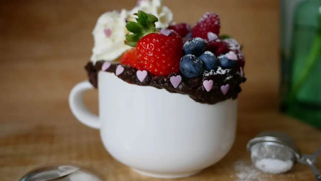 En härlig mug cake toppad med vispgrädde, jordgubbar, blåbär och hallon. Perfekt för en snabb fika!