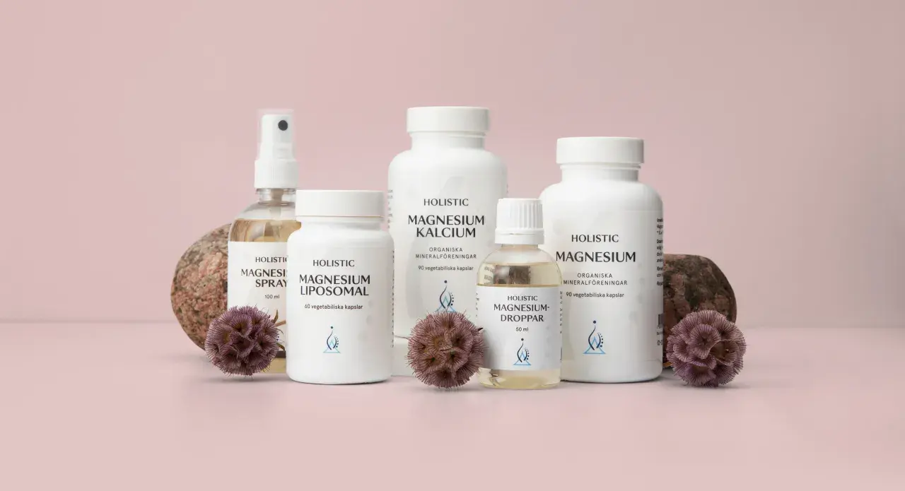 Holistic magnesiumprodukter: spray, liposomalkapslar, magnesium-kalciumkapslar, droppar och magnesiumcitratkapslar, dekorerade med stenar och torkade blommor.