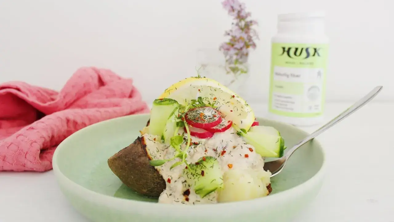 En läcker bakad potatis med krämig topping, gurka, rädisor och citron. En perfekt fodmap-vänlig måltid.