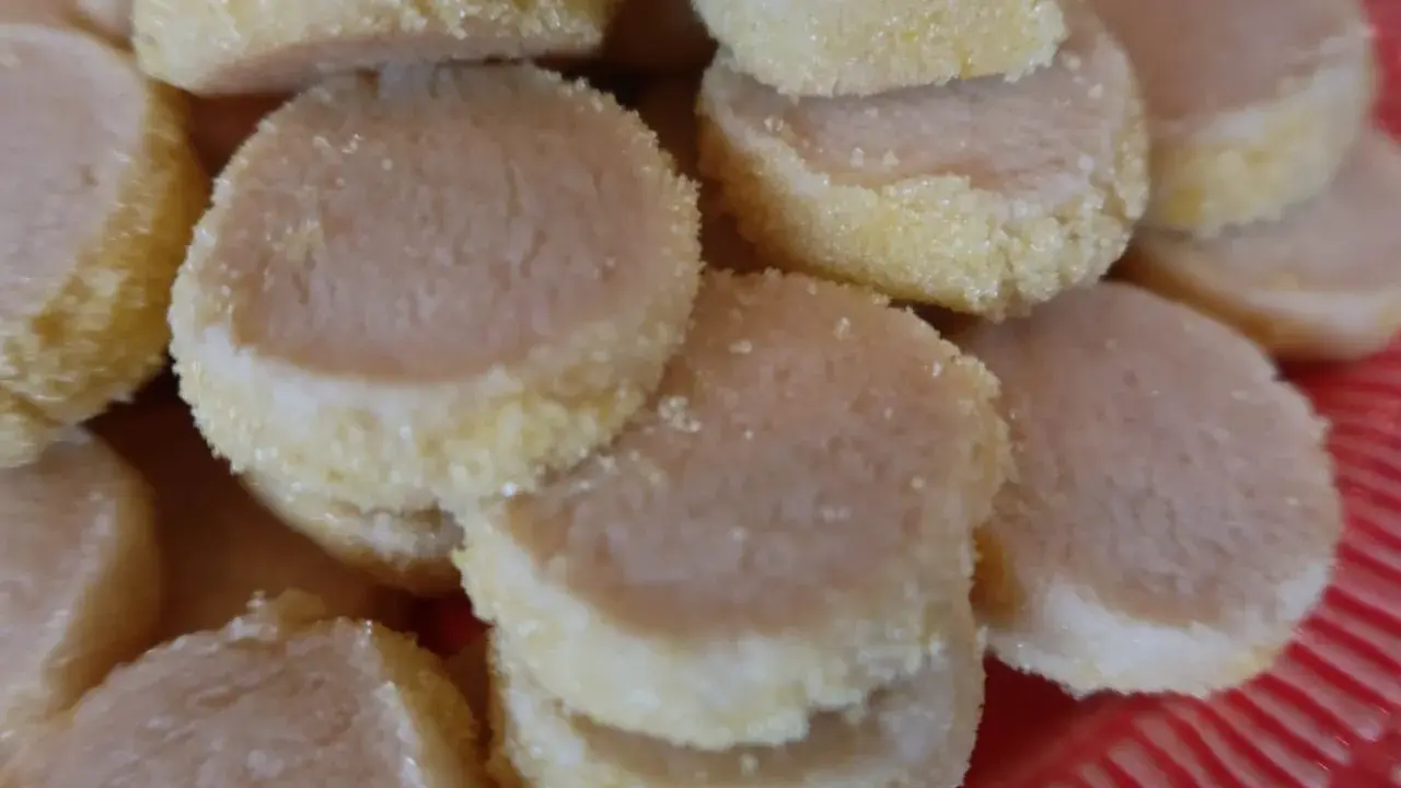 Små, runda kakor med socker runt kanterna. Perfekt för fikat, undrar vad man kan baka mer?