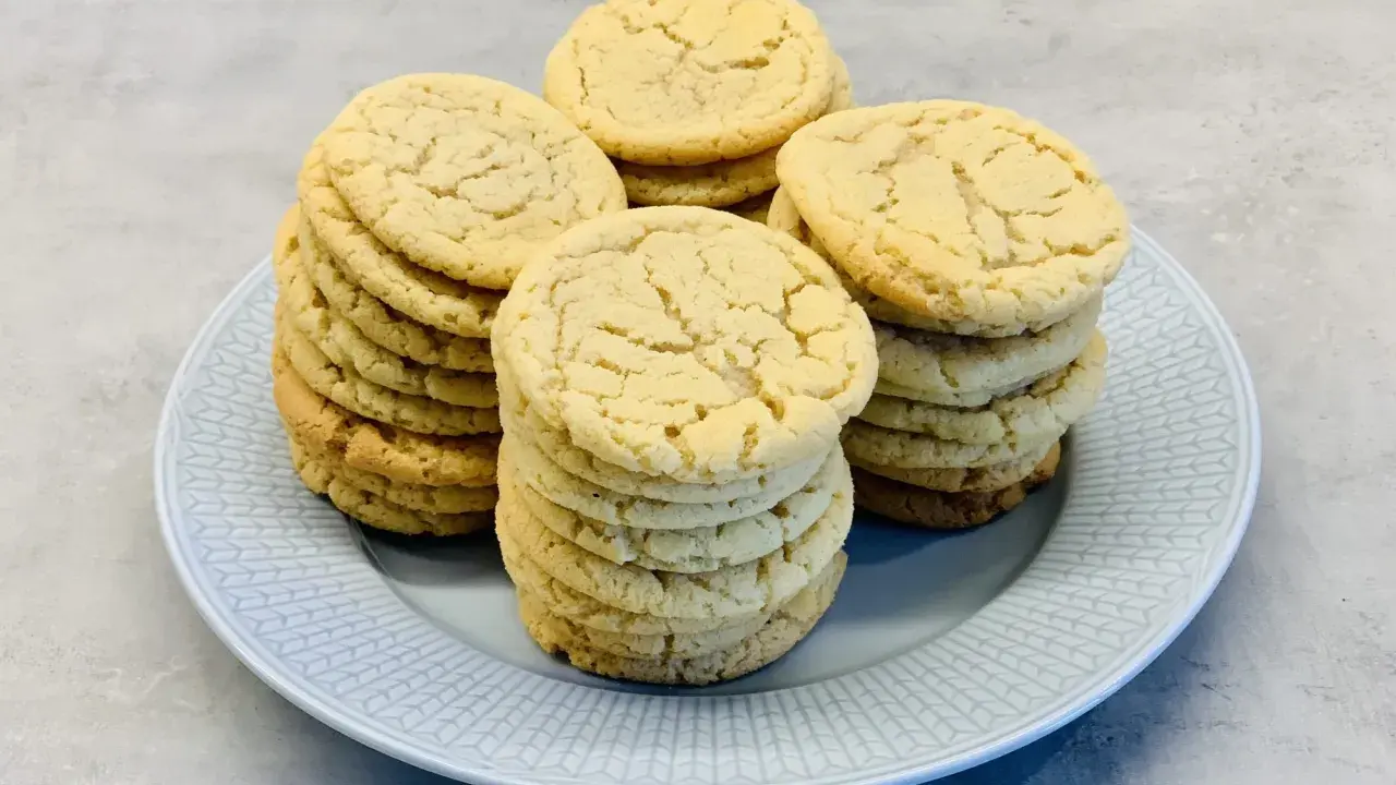 Här är en hög med hembakade kakor, perfekta för ett enkelt kakor recept. De ser så goda ut!