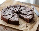 En saftig kladdkaka, pudrad med florsocker, redo att avnjutas. Ett perfekt kladdkaka recept för alla chokladälskare.