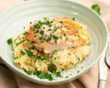 En krämig pasta alfredo med saftig kycklingfilé, toppad med riven parmesan och färsk persilja. En klassiker som alltid smakar gott.