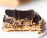 En närbild på en chokladbiskvi med krämig chokladfyllning och mörk chokladglasyr. Perfekt för ett biskvier recept.