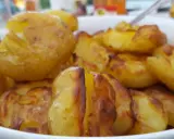 En skål med ugnsrostade potatisar, gyllene och krispiga. Perfekt för en middag med mycket potatis fibrer.