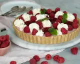 En vacker cheesecake hallon med vispgrädde och färska hallon. Perfekt för sommaren!