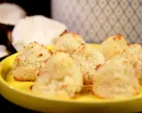 Små, gyllene kokostoppar på en gul tallrik, redo att avnjutas. Ett enkelt kokostoppar recept för hembakning.