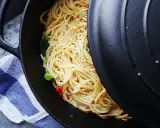 Enkel och god one pot pasta med broccoli och paprika i en gjutjärnsgryta.