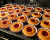 Nybakade hallongrottor i sina lila formar, redo att avnjutas. Ett perfekt hallongrottor recept för fikat.