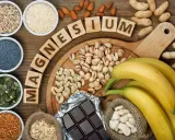 Magnesiumrika livsmedel som nötter, frön, bananer och mörk choklad kan hjälpa till att förebygga magnesiumbrist.