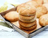 En stapel nybakade tekakor med havregryn på toppen, redo att avnjutas. Ett enkelt tekakor recept för hembakat bröd.