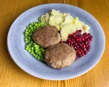Två Wallenbergare med potatismos, gröna ärtor och rårörda lingon. Ett klassiskt svenskt recept som passar alla.