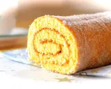 En saftig glutenfri rulltårta med socker strött över, perfekt för fikat.