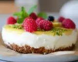 En läcker no bake cheesecake med hallon, citron och mynta. Perfekt för en somrig fika.
