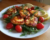Stekt halloumi med körsbärstomater, ruccola och citron. Ett enkelt och gott halloumi recept som passar perfekt som förrätt eller lätt lunch.
