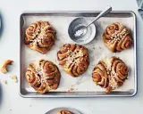 Färska kanelbullar med pärlsocker, redo att avnjutas. Ett perfekt vaniljbullar recept för fikat.
