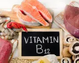 En tavla med texten "VITAMIN B12" omgiven av lax, lever, räkor, ostron, kött och champinjoner.
