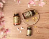 Solgar Magnesium Citrate, Omega-3 och MenoPrime-tillskott på träbakgrund. Läs om eventuella magnesiumcitrat biverkningar innan du tar.