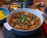En krämig palak paneer med gyllene ris. Vegoumi-förpackning syns i bakgrunden.