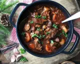 En mustig gryta med mört kött, rotfrukter och örter. Ett perfekt gryta recept för kalla dagar.