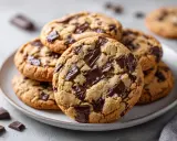 En hög med hembakade chocolate chip cookies, perfekta för ett enkelt recept.