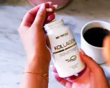 En hand håller en kapsel från en Better You Kollagen-burk. En kopp kaffe står bredvid. För en bättre du, natt biverkningar är minimala.