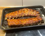 Två ugnsbakade kamben, glaserade och redo att serveras. Doften av BBQ sprider sig i köket.