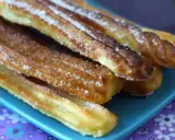 Krispiga churros med socker, perfekta för ett enkelt churros recept.
