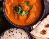En krämig kycklingrätt med ris och naanbröd. Ett perfekt tikka masala recept för en smakrik middag.