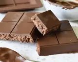 En fransk chokladtårta med krispig fyllning av kokos och choklad. En bit är uppbruten och visar den läckra insidan.