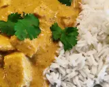 En krämig chicken korma med ris och färsk koriander. En smakrik rätt som passar perfekt för en mysig middag.